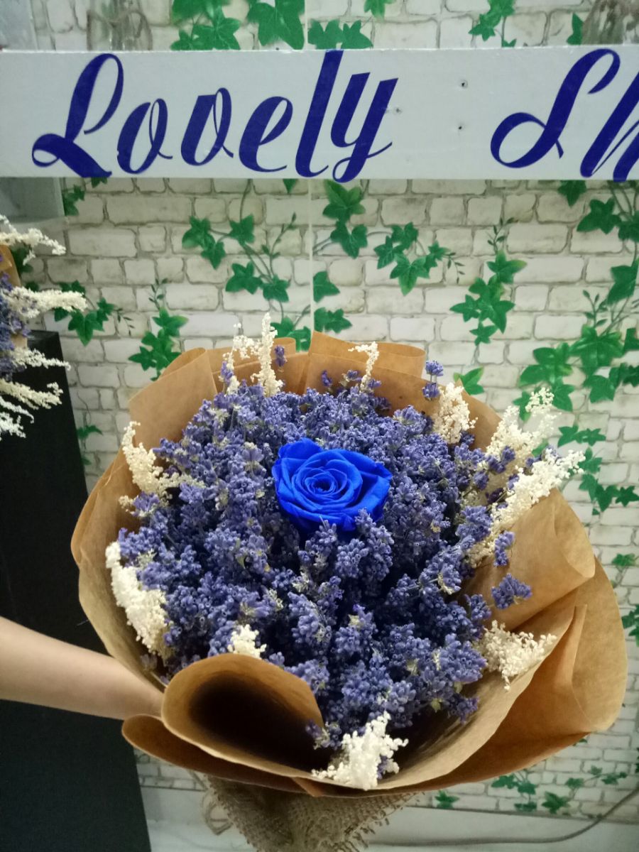 Bó hoa lavender khô mix 1 bông hồng xanh bất tử(B10)