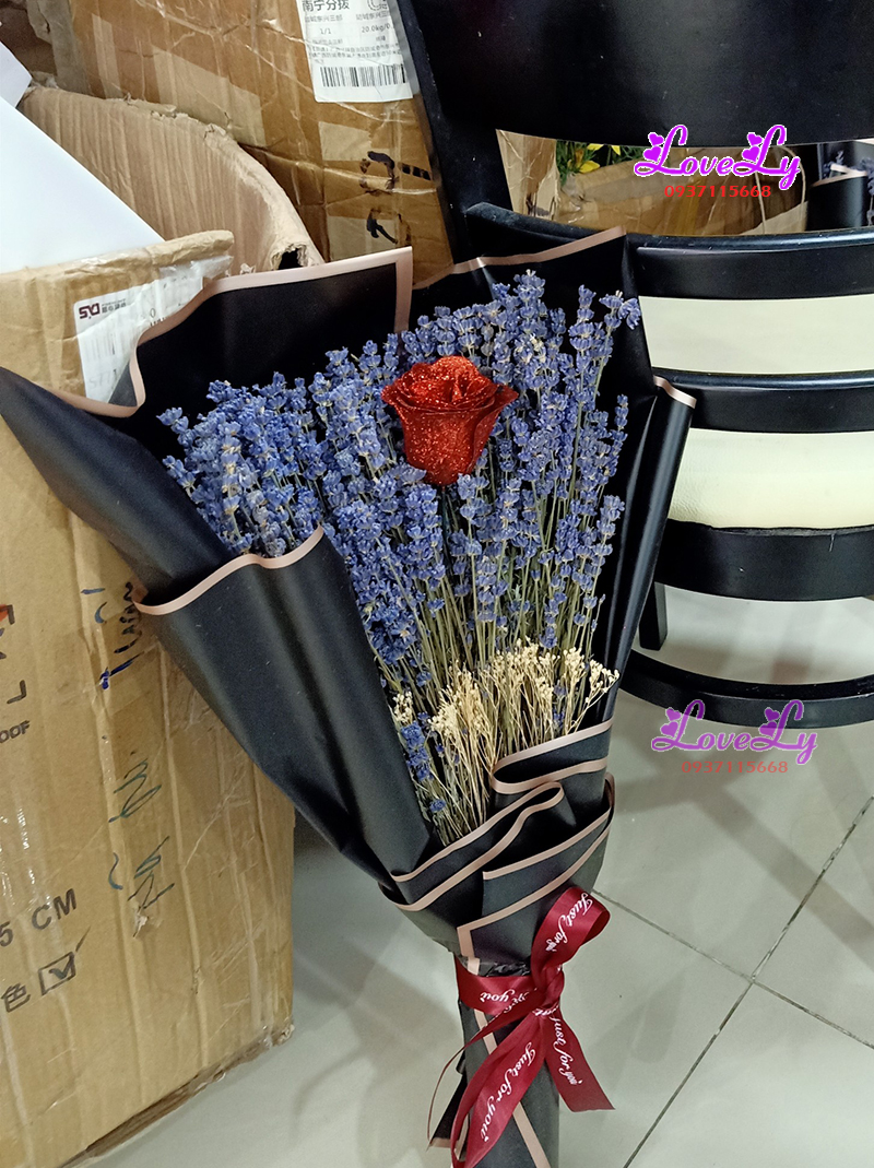 Bó Hoa Lavender Khô Tông Đỏ Giấy Đen Sang Trọng( B18)